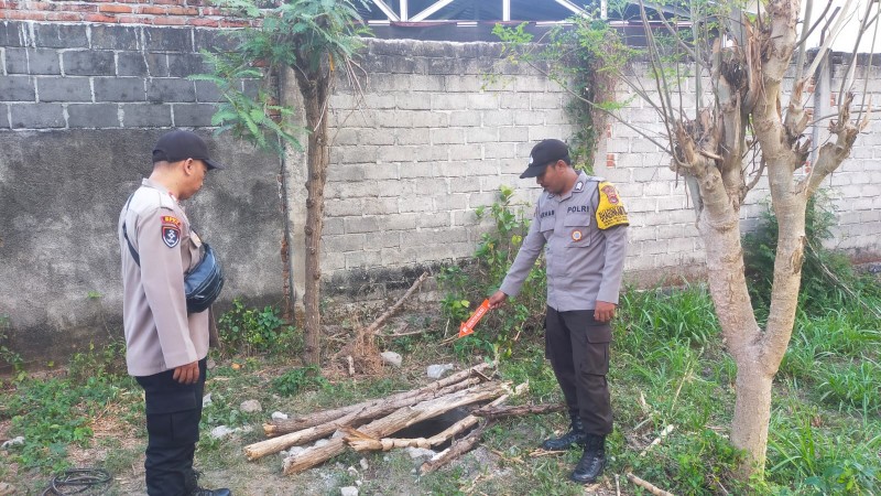 sumur dengan diameter 80 cm dan kedalaman 10 meter yang ditutup dengan beton bundar
